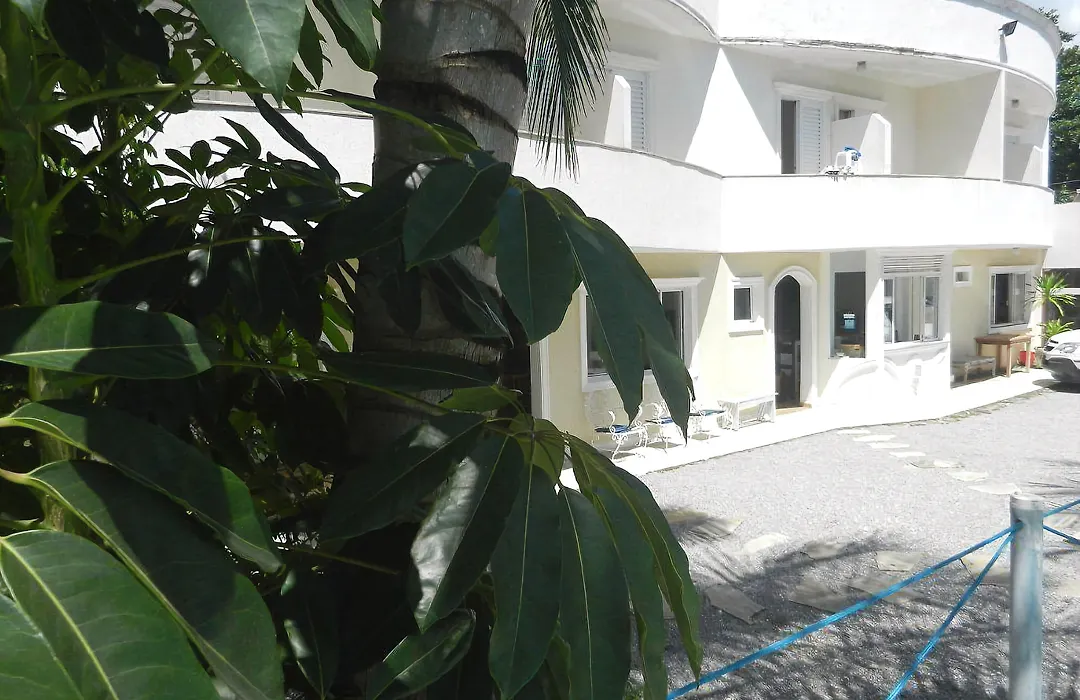 Hotel Pousada Iracemar, 60m da Praia da Enseada, Piscina Aquecida ao Ar Livre para Relaxar em Qualquer Estação, Café da Manhã, Estacionamento, Recepção 24h, Aproveite o Mar, Passeios e Atividades Náuticas a 100 metros-1